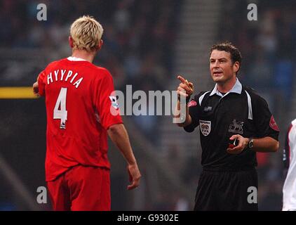 Calcio - fa Barclays Premiership - Bolton Wanderers / Liverpool - The Reebok Stadium. L'arbitro Mark Clattenburg ha parole con Sami Hyypia di Liverpool Foto Stock