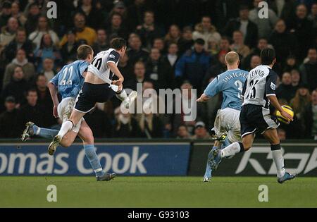 Calcio - fa Barclays Premiership - Manchester City v Tottenham Hotspur - The City of Manchester Stadium. Robbie Keane di Tottenham Hotspurs segna il secondo goal Foto Stock