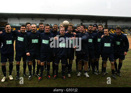 Il manager di Burton Albion Nigel Clough (C) lancia la palla mentre la sua squadra posa per la foto di squadra al Pirelli Stadium di Burton-on-Trent, giovedì 5 gennaio 2006, in vista della terza partita della fa Cup contro Manchester United di domenica. Guarda la storia della PA DI CALCIO Burton. PREMERE ASSOCIAZIONE foto. Il credito fotografico dovrebbe essere: Nick Potts/PA. NESSUN UTILIZZO NON UFFICIALE DEL SITO WEB DEL CLUB. Foto Stock