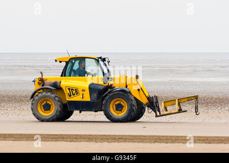 Un JCB guidando lungo la spiaggia durante il Weston Air Festival, 18 giugno 2016. Foto Stock