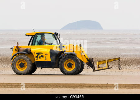 Un JCB guidando lungo la spiaggia durante il Weston Air Festival, 18 giugno 2016. Foto Stock