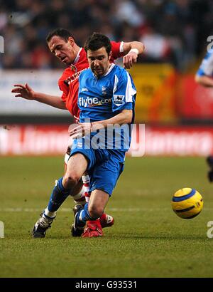 Radostin Kishishiev di Charlton Athletic e Muzzy Izzet di Birmingham Foto Stock