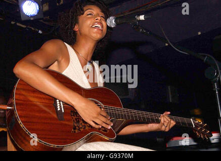 Corinne Bailey Rae, la cantante soul di Leeds in rapida ascesa, si esibisce a Londra una sola volta al Dingwalls, ex Lock 17, a Camden, mercoledì 18 2006 gennaio. Il suo album senza titolo arriva nei negozi il 6 marzo. PREMERE ASSOCIAZIONE FOTO. Il credito fotografico dovrebbe leggere: Joel Ryan/PA Foto Stock