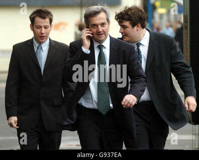 Chris Huhne (centro), contendente della leadership liberal-democratica, cammina lungo Mare Street a Hackney, a est di Londra, giovedì 19 gennaio 2006. Huhne spera di battere la concorrenza di Menzies Campbell e Simon Hughes per sostituire l'estromesso Charles Kennedy come leader del partito. Mark Oaten ha confermato oggi di uscire dal concorso di leadership lib DEM. L'onorevole Huhne ha detto: "Mi dispiace che Mark Oaten si ritiri dalle elezioni di leadership dei liberali democratici. "Anche se capisco le sue ragioni per il ritiro, ciò significa che i membri del partito hanno meno scelta sulla leadership del partito". Vedere PA Foto Stock