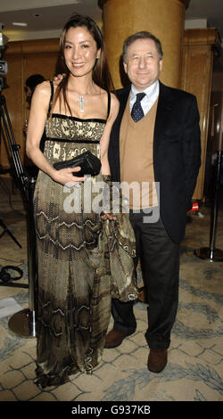 Michelle Yeoh (Mameha) e il suo ragazzo Jean Todt (boss Ferrari) partecipano a una fotocellula per la prima britannica di 'Memoirs of A Geisha', al Washington Mayfair Hotel, nel centro di Londra, mercoledì 11 gennaio 2006. PREMERE ASSOCIAZIONE foto. Il credito fotografico dovrebbe essere: Yui Mok/PA Foto Stock