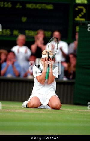 Jana Novotna affonda alle ginocchia in lacrime mentre lei celebra la vittoria della finale femminile al terzo tentativo Foto Stock