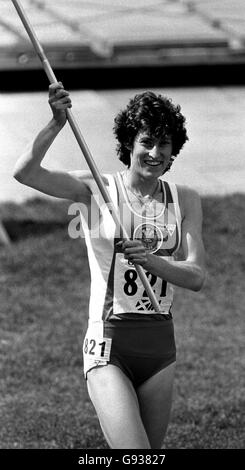 Kirsty Wade lo ha reso una doppia dorata per il Galles quando è diventato la prima donna nella storia dei giochi del Commonwealth a tirare fuori un doppio di 800 e 1,500 metri. Foto Stock