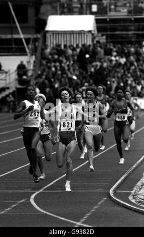 Kirsty Wade vince i 800 metri, con Diana Edwards (a sinistra) e Anne Purvis (a destra). Kirsty lo fece un doppio d'oro per il Galles quando divenne la prima donna nella storia dei Giochi del Commonwealth a tirare fuori un doppio di 800 e 1,500 metri. Foto Stock