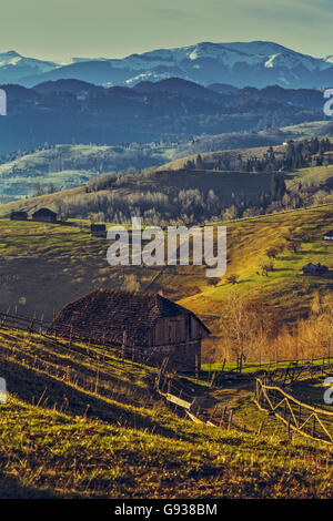 Il pittoresco paesaggio rurale con la tradizionale casa in legno in montagna in Sirnea village, contea di Brasov, Romania. Foto Stock