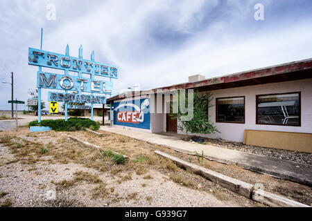 TRUXTON, Arizona, Stati Uniti d'America - 10 giugno 2016: abbandonati Frontier Motel e Cafe sul percorso 66. Foto Stock