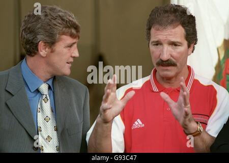 Calcio - amichevole - Sheffield United v Benfica. Steve Bruce (a sinistra), il manager di Sheffield United, discute le tattiche con il manager di Benfica Graeme Souness (a destra) Foto Stock