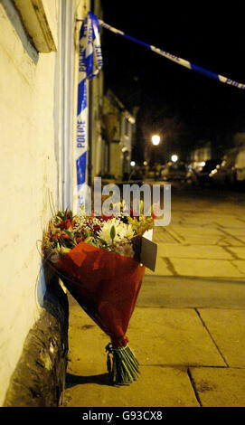 I fiori sono deposti vicino alla scena dove i corpi di una coppia anziana nei loro anni '70 sono stati trovati assassinati prima, mercoledì 25 gennaio 2006, a Faversham, Kent. La coppia anziana sposata trovata assassinata nella loro casa può essere stata vittima di una rapina brungled, la polizia ha detto oggi. La coppia è stata scoperta da un parente che ha chiamato alla casa che hanno condiviso per più di 40 anni in Abbey Street, Faversham, Kent, oggi alle 8.45. Sono stati visti l'ultima volta il sabato pomeriggio. Vedi gli organi DI POLIZIA di PA Story. PREMERE ASSOCIAZIONE foto. Il credito fotografico dovrebbe essere: Gareth Fuller/PA Foto Stock