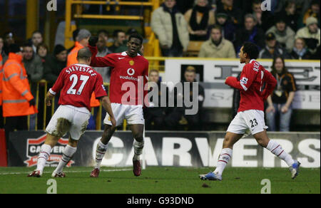 Manchester United Louis Saha (C) celebra il suo obiettivo contro Wolverhampton Wanderers con i compagni di squadra durante la quarta partita della fa Cup a Molineux, Wolverhampton, domenica 29 gennaio 2006. PREMERE ASSOCIAZIONE foto. Il credito fotografico dovrebbe essere: Nick Potts/PA Foto Stock