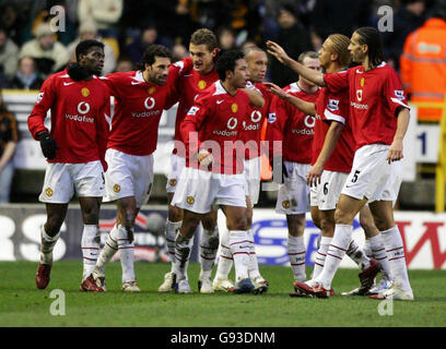 Il Manchester United Louis Saha (L) celebra il suo gol contro Wolverhampton Wanderers con i compagni di squadra durante la quarta partita di fa Cup a Molineux, Wolverhampton, domenica 29 gennaio 2006. PREMERE ASSOCIAZIONE foto. Il credito fotografico dovrebbe essere: Nick Potts/PA Foto Stock