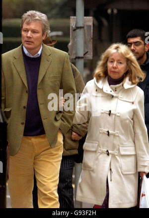 Sion Jenkins e sua moglie arrivano all'Old Bailey Central Criminal Court nel centro di Londra, per attendere il verdetto della giuria sul suo ritornello per il presunto assassinio della sua figliastra Billie-Jo Jenkins, mercoledì 1 febbraio 2006. Guarda la storia della Pennsylvania COURTS Jenkins. PREMERE ASSOCIAZIONE foto. Il credito fotografico dovrebbe essere: John Stillwell/PA. Foto Stock