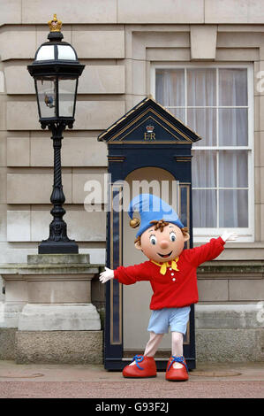 Noddy si trova all'esterno di una cassa di scottino davanti a Buckingham Palace, Londra, mercoledì 1 febbraio 2006. La Royal Household ha annunciato oggi che la Regina ospiterà una festa speciale giardino reale per i bambini il 25 giugno come parte delle sue celebrazioni di 80 ° compleanno. Vedi la storia della Pennsylvania ROYAL Children London. PREMERE ASSOCIAZIONE foto. Il credito fotografico dovrebbe essere: Matthew Fearn/PA Foto Stock