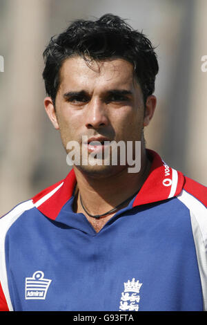 Il Vikram Solanki inglese si prepara ad avviare una sessione di pratica di reti presso la Pakistan Cricket Academy di Lahore, martedì 6 dicembre 2005. Foto Stock