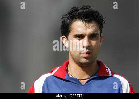 Il Vikram Solanki inglese si prepara ad avviare una sessione di pratica di reti presso la Pakistan Cricket Academy di Lahore, martedì 6 dicembre 2005. Foto Stock