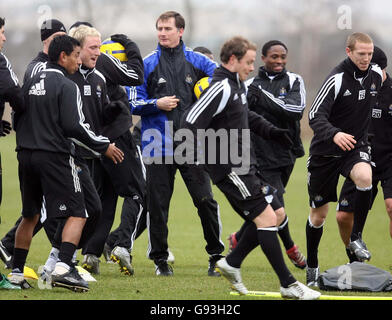 Glenn Roeder (C), responsabile del custode di Newcastle United, con il suo team durante una sessione di formazione a Longbenton, venerdì 3 febbraio 2006. PREMERE ASSOCIAZIONE foto. Il credito fotografico dovrebbe essere: Owen Humphreys/PA. Foto Stock