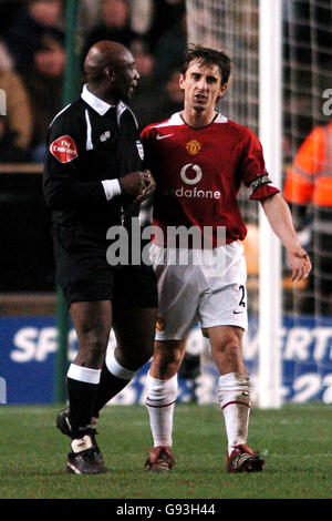 Gary Neville (r) del Manchester United argomenta con l'arbitro Uriah Rennie Foto Stock