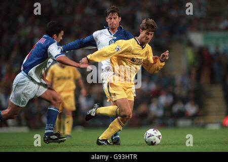 Calcio - fa Carling Premiership - Blackburn Rovers v Chelsea. Brian Laudrup di Chelsea (a destra) taglia tra Chris Sutton di Blackburn Rovers (al centro) e Callum Davidson (a sinistra) Foto Stock