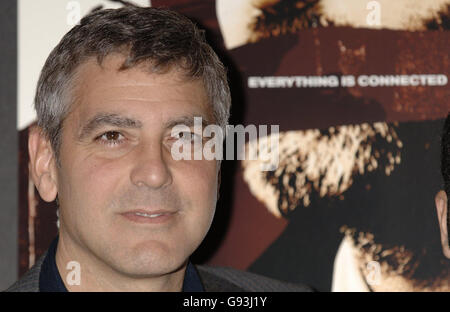 George Clooney durante una fotocellula per pubblicizzare il suo nuovo film, 'Syriana', al Dorchester Hotel, nel centro di Londra, mercoledì 8 febbraio 2006. PREMERE ASSOCIAZIONE foto. Il credito fotografico dovrebbe essere: Yui Mok/PA Foto Stock