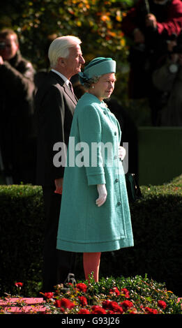 La regina Elisabetta II e il presidente federale tedesco Richard von Weizsacker camminano attraverso i giardini della sua residenza ufficiale a Bonn il primo giorno della sua visita in Germania. Foto Stock