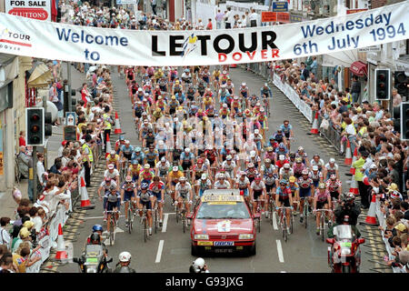 File della biblioteca datato 06/07/1994 dei ciclisti che passano per le strade di dover, Kent all'inizio del le Tour un'escursione di due giorni del Tour de France in Inghilterra. Londra ospiterà l'inizio del Tour de France 2007, è stato confermato oggi, martedì 24 gennaio 2006. La gara, che ha attirato circa tre milioni di spettatori sulla sua ultima apparizione sulle strade inglesi, visiterà il Regno Unito solo per la terza volta nei suoi 103 anni di storia. Visita il tour IN BICICLETTA della storia della Pennsylvania. PREMERE ASSOCIAZIONE foto. Il credito fotografico dovrebbe essere: Martin Keene/PA. ... CICLOTURISMO Tour file ... 06-07-1994 ... Howden ... REGNO UNITO ... PREMERE Foto Stock