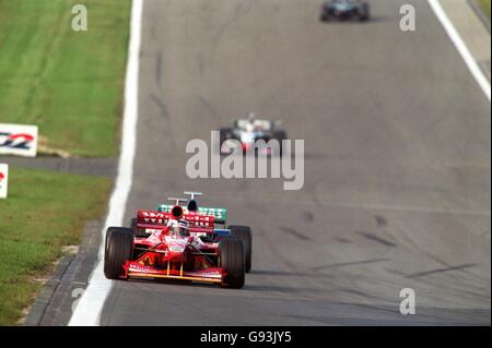 Heinz-Harald Frentzen conduce da Johnny Herbert (nascosto) Foto Stock