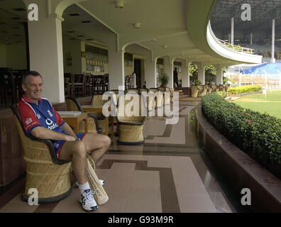 Il direttore operativo inglese Phil Neale si rilassa al Cricket Club dell'India, Brabourne Stadium di Bombay, India, martedì 14 febbraio 2006. L'Inghilterra suonerà l'India in una serie di test a tre partite seguita da sette One Day International. PREMERE ASSOCIAZIONE foto. Il credito fotografico dovrebbe essere: Rebecca Naden/PA. ***- NESSUN USO DEL TELEFONO CELLULARE*** Foto Stock