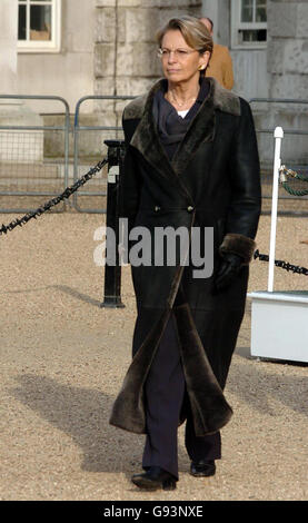 Il ministro della Difesa francese, Madame Michele Alliot arriva a ispezionare la guardia d'onore, il Battaglione IST, il Worcestershire e Sherwood Foresters Regiment sulla sfilata delle guardie ippiche di Londra, martedì 24 gennaio 2006. Foto. PREMERE ASSOCIAZIONE foto. Il credito fotografico dovrebbe essere: Michael Stephens/PA. Foto Stock