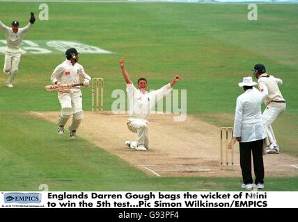 Cricket - Fifth Cornhill Test - Inghilterra / Sudafrica - Headingley - Fifth Day. Darren Gough (centro) in Inghilterra celebra la conquista del cazzo della Makhaya Ntini in Sudafrica per vincere la prova, e la serie, per l'Inghilterra Foto Stock