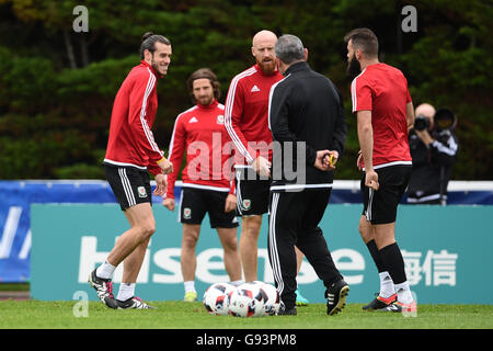 (Da sinistra a destra) il Galles Gareth Bale, James Collins e Joe Ledley durante una sessione di formazione presso il Galles Media Center Complex Sportif du Cosec, Dinard. Foto Stock