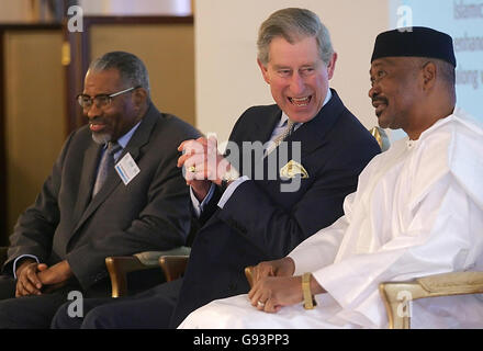 Il principe di Galles britannico (C) condivide una battuta con il presidente del Mali, Amadou Toumani Toure (R) e il dottor Ahmed Mohamed Ali, presidente della Banca islamica per lo sviluppo (IDB) di Londra, Foto Stock