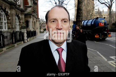 Simon Hughes, contendente della leadership liberaldemocratica, arriva a Millbank a Londra, giovedì 26 gennaio 2006, il giorno in cui ha ammesso in un giornale di essere stato coinvolto in un certo numero di relazioni gay, ma ha insistito che sarebbe ancora in piedi per la leadership del suo partito. Vedi PA storia POLITICA Hughes. PREMERE ASSOCIAZIONE foto. Il credito fotografico dovrebbe essere: Cathal McNaughton / PA. Foto Stock