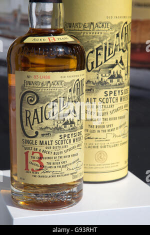 Craigellachie Malt Whisky Bottiglia in vetrina, Royal Mile Street; Edimburgo, Scozia Foto Stock