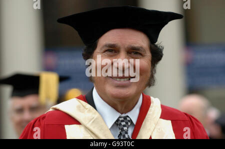 Engelbert Humperdinck dopo aver conseguito una laurea honoris in Dottore di Musica presso la De Montfort Hall dell'Università di Leicester, venerdì 27 gennaio 2006. Engelbert Humperdinck si sta laureando in onore del suo instancabile lavoro di beneficenza e dei suoi servizi alla sua città natale, Leicester. Guarda la storia di PA SHOWBIZ Engelbert. PREMERE ASSOCIAZIONE foto. Il credito fotografico dovrebbe essere: Chris Radburn/PA. Foto Stock