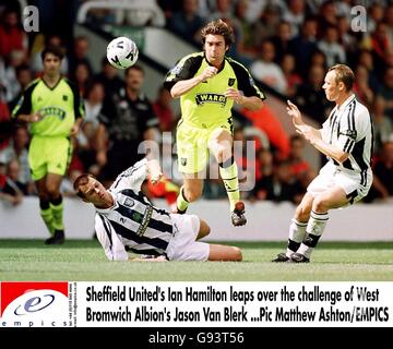 Calcio - Nationwide League Division uno - West Bromwich Albion / Sheffield United. Lo Sheffield United's Ian Hamilton (centro) salta sopra la sfida di Jason Van BLERK di West Bromwich Albion (a sinistra) Foto Stock