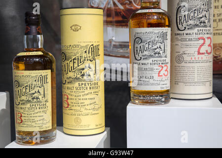 Craigellachie Malt Whisky Bottiglia in vetrina, Royal Mile Street; Edimburgo, Scozia Foto Stock
