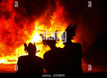 Junior Guizer Norsemen ha messo in luce la loro longship per celebrare il festival di UP Helly AA a Lerwick Shetland, Martedì 31 gennaio 2006. Il festival vichingo celebra la tradizione norrena delle isole e vede fino a 1000 'guizers' in costume, completi di fiammeggianti torce, trascina una longship vichinga attraverso le strade di Lerwick, guidata da un'orda di vichinghi che indossano garb tradizionali, tra cui elmetti alati, pelli di pecora e assi e scudi. Vedi PA Story SCOTLAND Viking. PREMERE ASSOCIAZIONE foto. Il credito fotografico dovrebbe essere: David Cheskin/PA Foto Stock