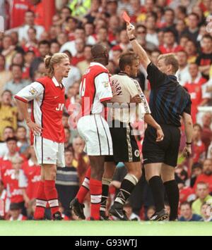 Emmanuel Petit dell'Arsenal (a sinistra) è mostrato il cartellino rosso da Arbitro Graham poll (a destra) per il suo placcaggio su Charlton Athletic's. Shaun Newton Foto Stock