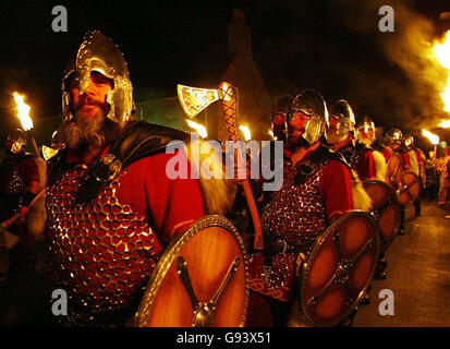 Guizer Norsemen ha messo in luce la loro longship per celebrare il festival di UP Helly AA a Lerwick Shetland, martedì 31 gennaio 2006. Il festival vichingo celebra la tradizione norrena delle isole e vede fino a 1000 'guizers' in costume, completi di fiammeggianti torce, trascina una longship vichinga attraverso le strade di Lerwick, guidata da un'orda di vichinghi che indossano garb tradizionali, tra cui elmetti alati, pelli di pecora e assi e scudi. Vedi PA Story SCOTLAND Viking. PREMERE ASSOCIAZIONE foto. Il credito fotografico dovrebbe essere: David Cheskin/PA Foto Stock