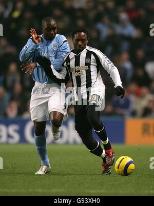 Calcio - fa Barclays Premiership - Manchester City v Newcastle United - City of Manchester Stadium. Andy Cole di Manchester City e Celestine Babayaro di Newcastle United combattono per la palla Foto Stock