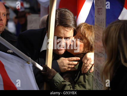 Il leader del Partito Nazionale britannico Nick Griffin saluta un sostenitore quando arriva al Leeds Crown Court, dove una giuria che lo sta provando con accuse di odio razziale riprenderà le sue deliberazioni, giovedì 2 febbraio 2006. Griffin, 46 anni, e il collega attivista del partito Mark Collett, 24 anni, negano di usare parole volte a stimolare l'odio razziale quando fecero una serie di discorsi nel 2004. Vedi PA Story COURTS BNP. PREMERE ASSOCIAZIONE foto. Il credito fotografico dovrebbe essere: John Giles/PA. Foto Stock