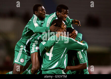 John OBI Mikel, nigeriano, celebra il punteggio con i compagni di squadra Foto Stock