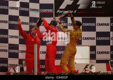 Formula uno Motor Racing - Gran Premio d'Italia. Michael Schumacher e fratello Ralf (R) Soak Ferrari team boss Jean Todt Foto Stock