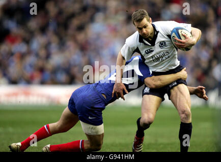 Chris Paterson in Scozia è stato affrontato da Frederic Michalak in Francia durante la partita RBS 6 Nations al Murrayfield Stadium di Edimburgo, domenica 5 febbraio 2006. PREMERE ASSOCIAZIONE foto. Il credito fotografico dovrebbe essere: David Davies/PA. Foto Stock