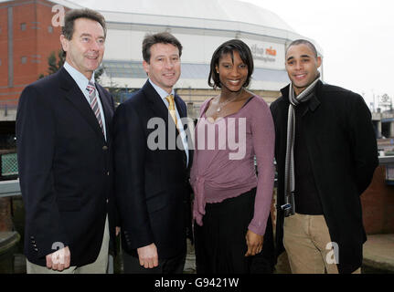 Medaglia d'oro olimpica (L-R) Lynn Davies, Lord Sebastien Coe, Denise Lewis e Jason Gardner durante il lancio dei Campionati Eurpoean Indoor al Bank Restaurant di Birmingham, lunedì 6 febbraio 2006. PREMERE ASSOCIAZIONE foto. Il credito fotografico dovrebbe essere: David Davies/PA. Foto Stock