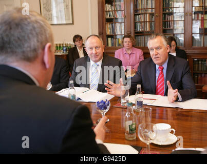 Il segretario dell'Irlanda del Nord Peter Hain (destra) e il ministro degli Esteri irlandese Dermot Ahern (centro) incontrano i rappresentanti dell'SDLP al castello di Hillsborough, lunedì 6 febbraio 2006. Ian Paisley, leader del Partito unionista democratico, ha affermato oggi che al Sinn Fein dovrebbe essere impedito di discutere la formazione di un governo devoluto nell'Irlanda del Nord e che il suo partito era riuscito a garantire che Ahern e i suoi funzionari di Dublino non avrebbero avuto alcun ruolo nei negoziati su Affari interni dell'Irlanda del Nord. Vedi la storia di PA ULSTER Politics. PREMERE ASSOCIAZIONE foto. Il credito fotografico dovrebbe leggere: Paul Foto Stock