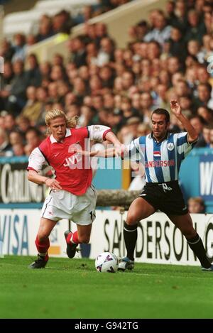 Calcio - fa Carling Premiership - Sheffield Mercoledì / Arsenal. Emmanuel Petit of Arsenal (a sinistra) cerca di superare Paolo di Canio di Sheffield Mercoledì (a destra) Foto Stock